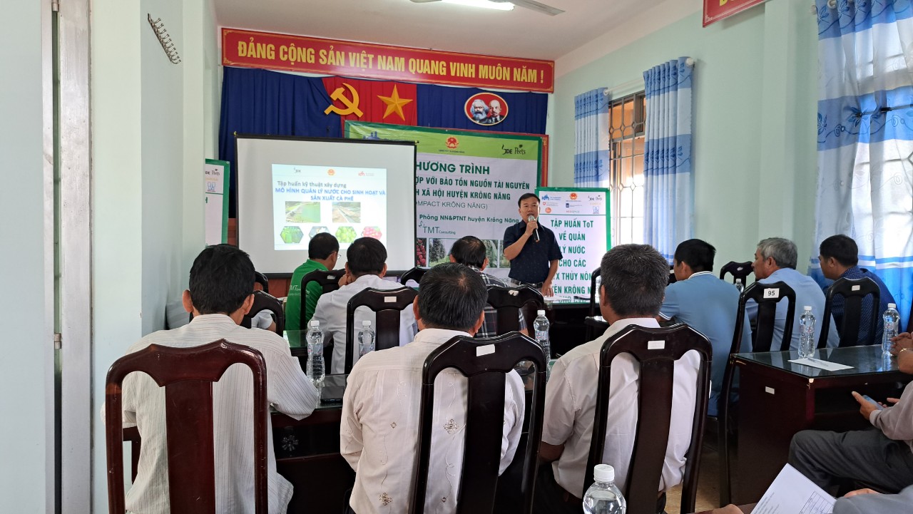 Hinh 1. Ông Lê Ký Sự - Trưởng phòng NN&PTNT phát biểu khai mạc lớp tập huấn